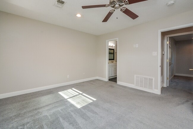 Building Photo - 13859 Hollowgreen Dr