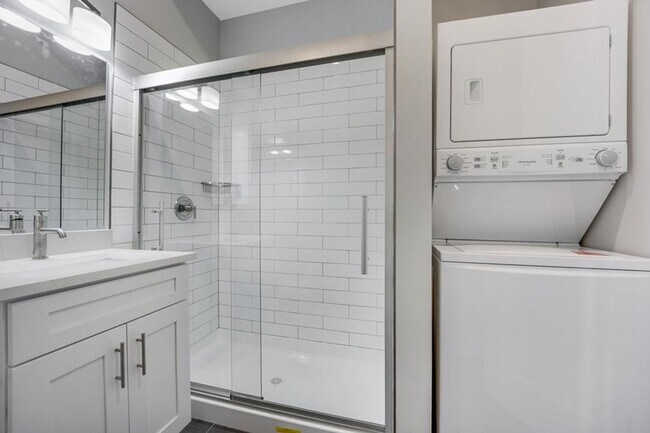 Building Photo - 1325 W 18th Pl