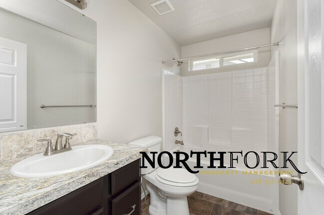 Building Photo - Great Nampa Rental with 3 car garage