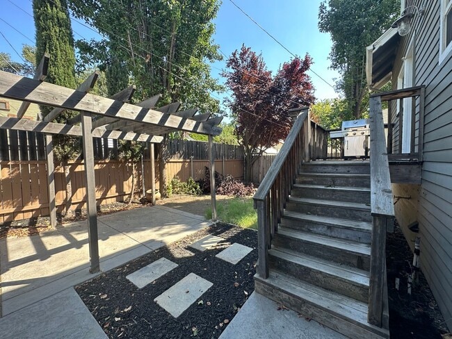 Building Photo - Beautifully Renovated 5 Bedroom Midtown Home