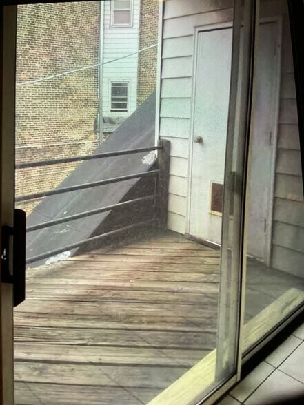 Building Photo - 933 S Western Ave