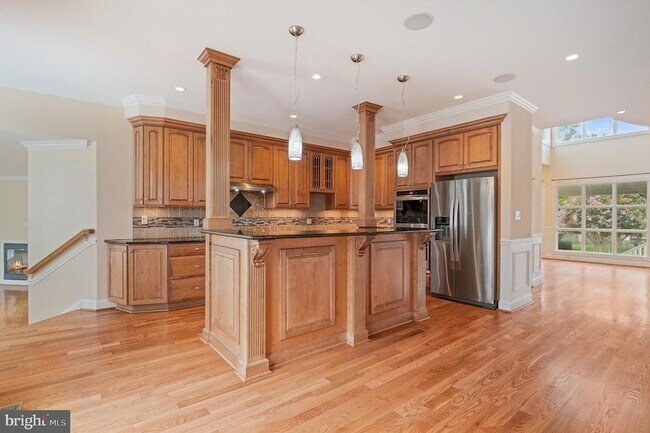 Building Photo - 5905 Lone Oak Dr