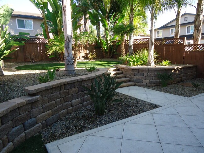 Building Photo - GORGEOUS TOWNHOME 3 BR, 2.5 BA, 2 CAR GARAGE