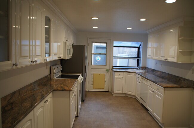 Building Photo - 9741 Reseda Blvd