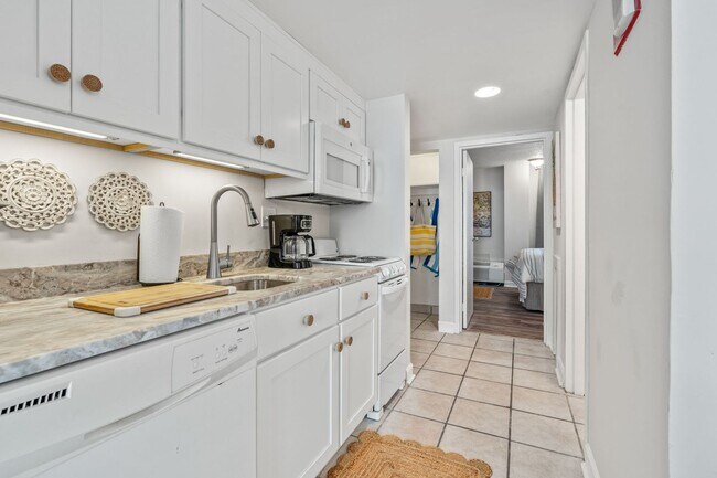 Building Photo - Winter Rental.  Fully furnished 1-bedroom, 1-bath condo