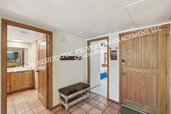 Building Photo - 2824 E Sierra Vista Rd