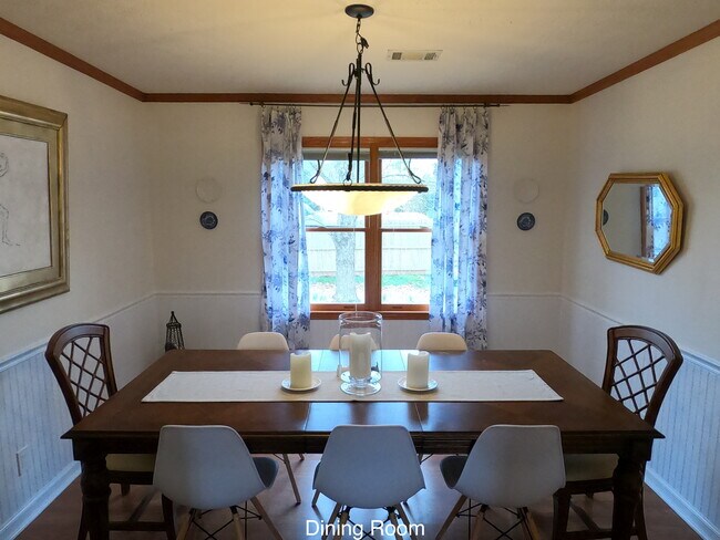 Building Photo - 201 Deerchase Dr