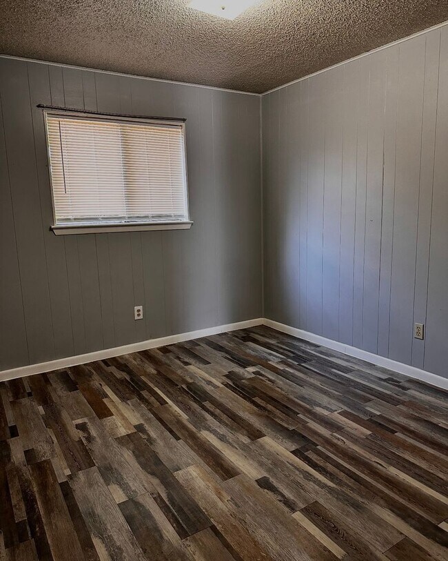 Building Photo - 1507 Bundrant Dr