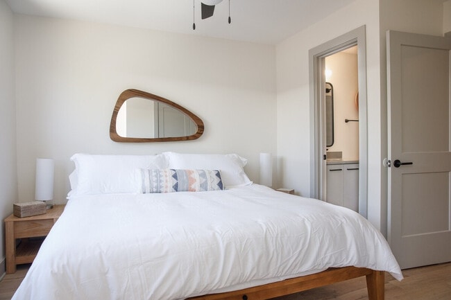Building Photo - 315 NE Burwood Mews