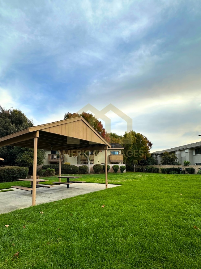 Building Photo - 131 Village Cir Dr