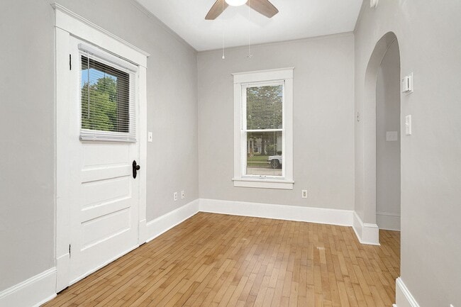Building Photo - 326 S Maple St