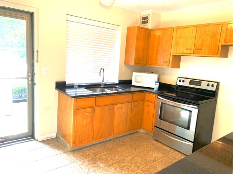 Building Photo - 77 Pitman St