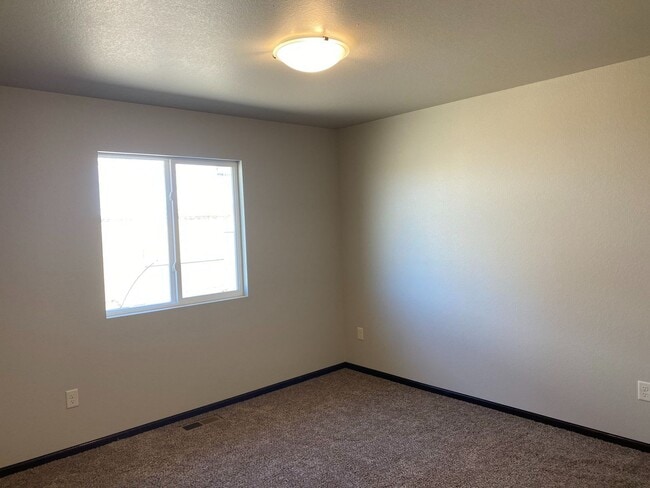 Building Photo - 4 BED | 2 BATH | DOUBLE GARAGE | RAPID VALLEY