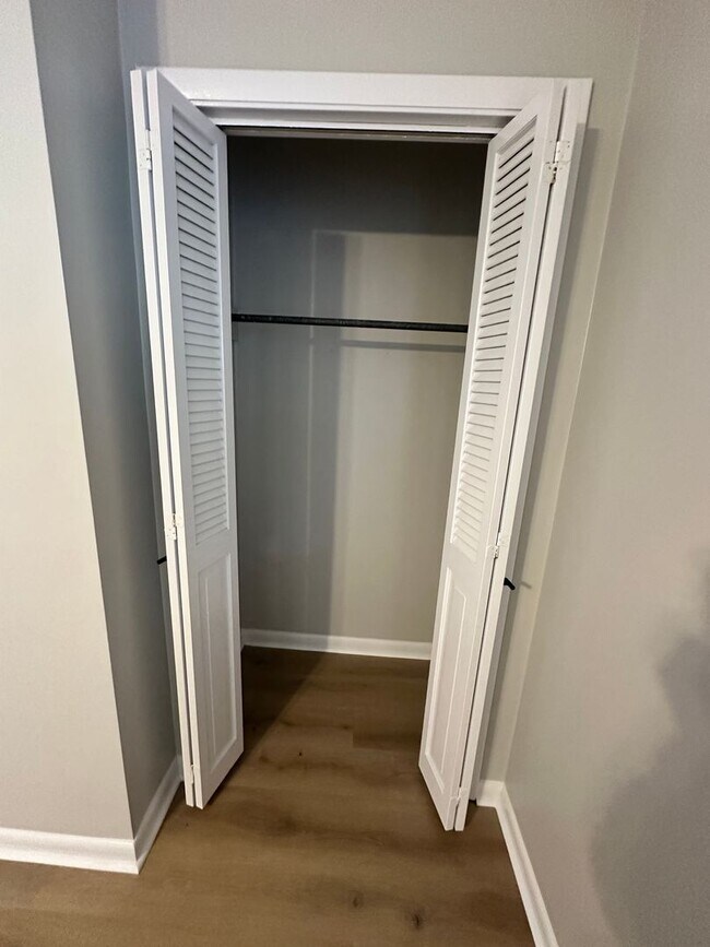 Building Photo - Beautiful 2 Bedroom 1.5 Bath Townhome!