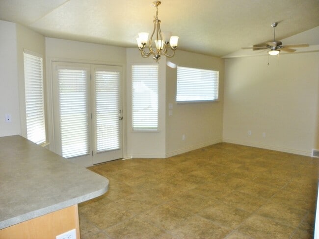 Building Photo - 3 Bed 2 Bath Home in a Quiet Herriman Neighborhood.