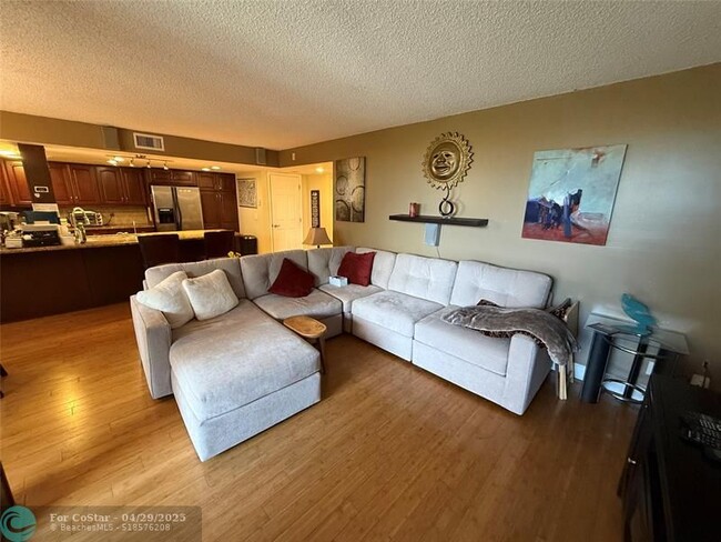 Building Photo - 950 Egret Cir