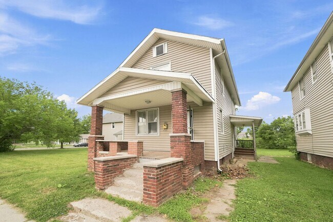 Building Photo - 1211 Emily St