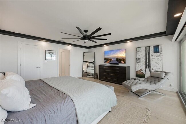 Building Photo - 800 River Point Dr