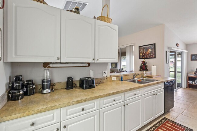 Building Photo - $1,895/month ** Furnished * Annual / Short Term * 3 bed / 2 Bath * Single Family * North Port