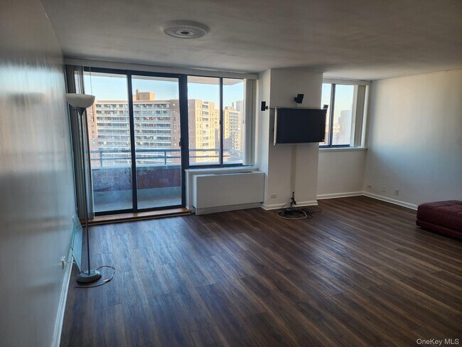 Building Photo - 62-54 97th Pl