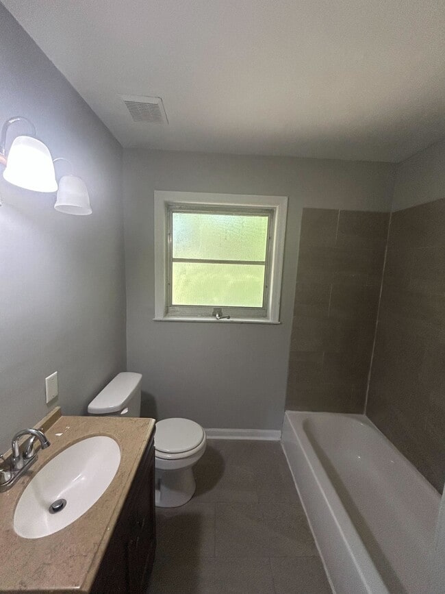 Building Photo - 2633 Ashlawn Dr