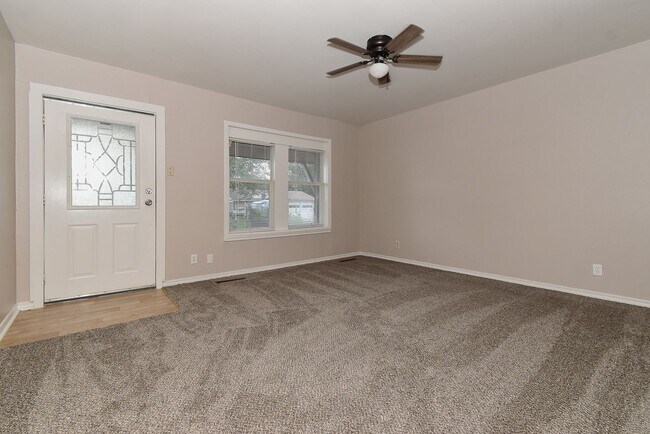 Building Photo - 1304 Skyline Dr