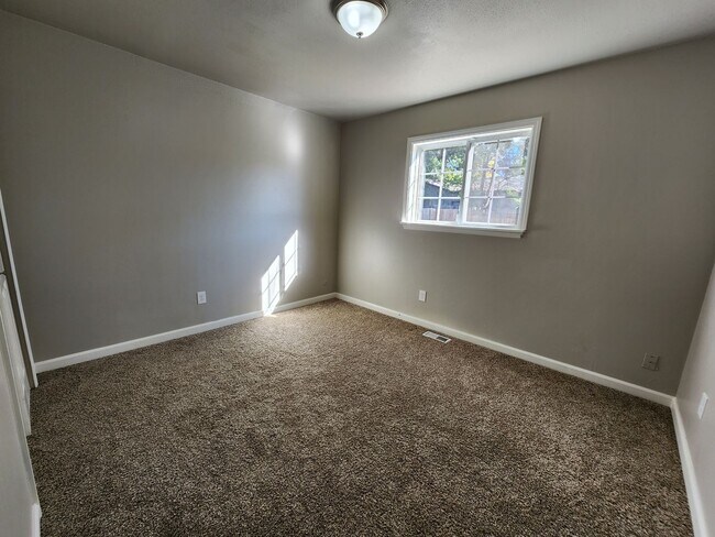 Building Photo - 2874 Carmel Cir