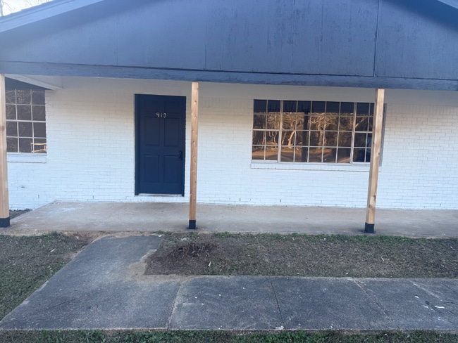 Building Photo - 910 Moran St