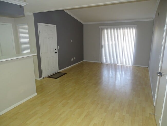 Building Photo - Well Cared For 1 Bed, 1 Bath 2nd Floor West Side Condo