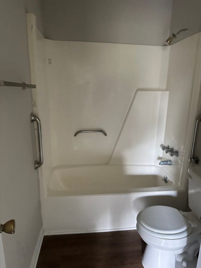 Building Photo - Newly updated pet friendly 3 bedroom duplex.