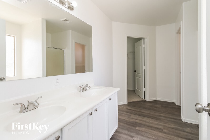 Building Photo - 751 E Drifter Pl
