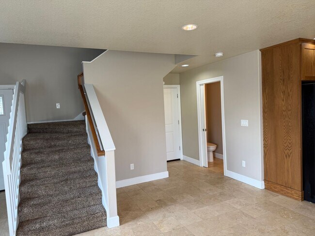 Building Photo - Newer 3 bedrooms 2.5 bathroom townhouse! MOVE IN SPECIAL!