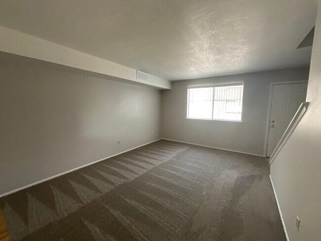 Building Photo - 1621 N Farmington Ave