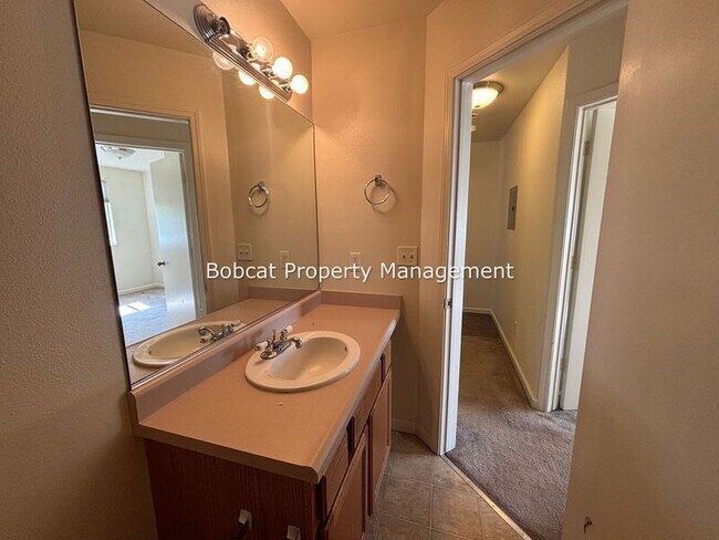 Building Photo - 217 Meadowood Ct