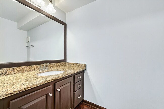 Building Photo - 887 Braintree Ln