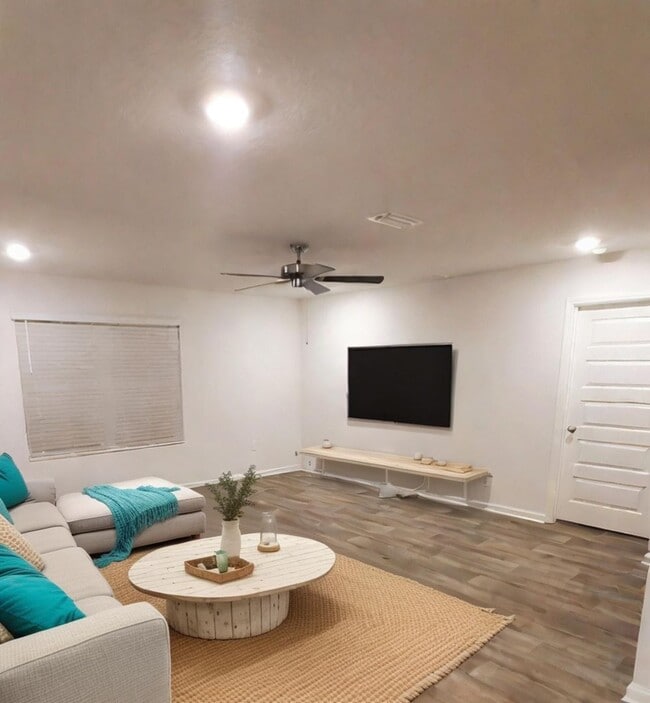 Building Photo - Newer 4 Bedroom, 2 Bath Smart Home located in the perfect location of Pensacola!