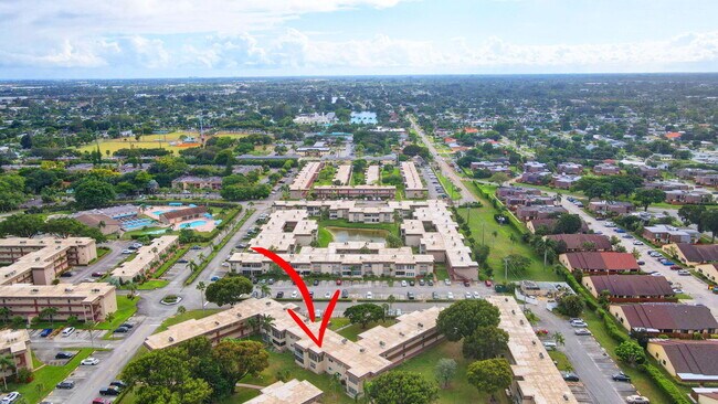 Building Photo - 702 Lori Dr