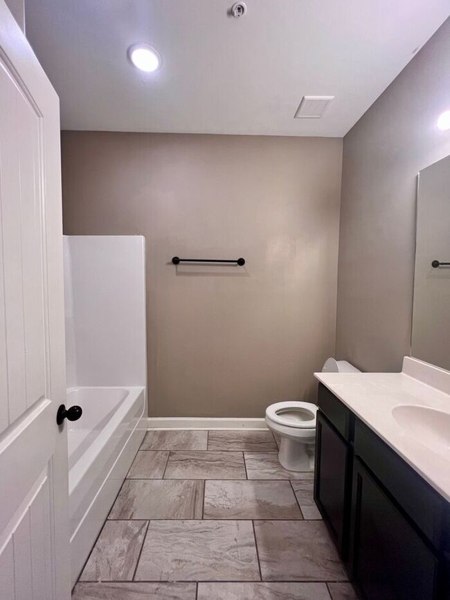 Building Photo - (COMING SOON!) 3bed/2bath Townhome w/Garag...