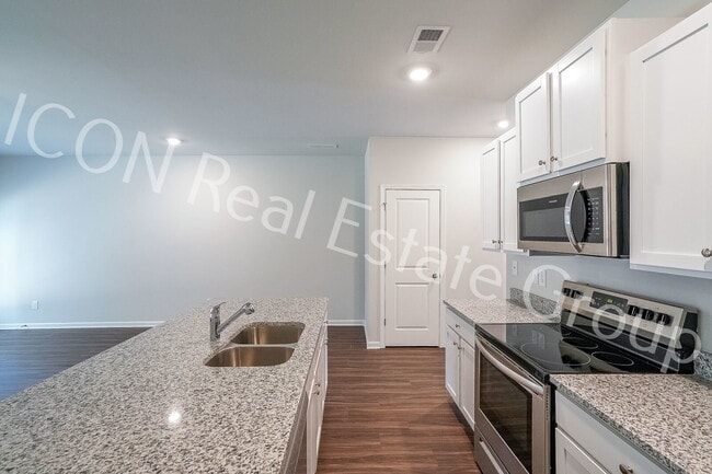 Building Photo - Beautiful 3-Bedroom Townhome with Modern Finishes & Prime Location!