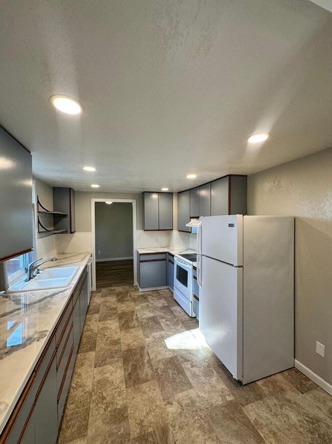 Building Photo - $500 OFF Move in Costs!!