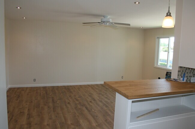 Building Photo - 400 N Acacia Ave