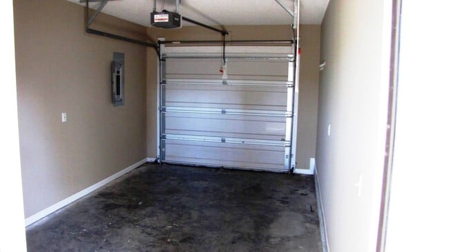 Building Photo - 3 bedroom 2 bath home on large corner lot