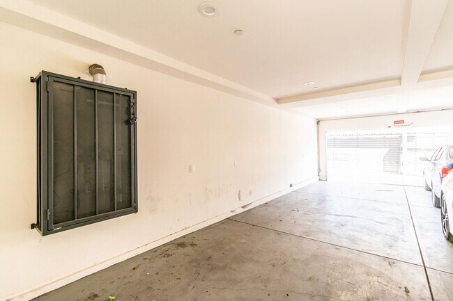 Building Photo - 620 N Serrano Ave