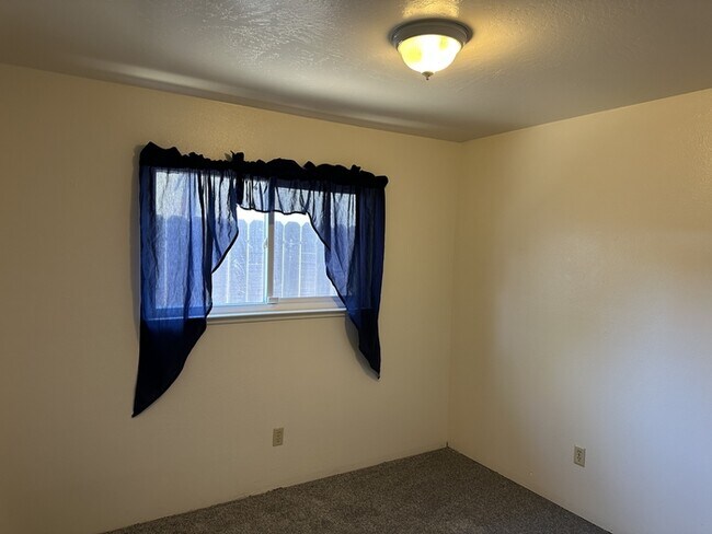 Building Photo - Welcome to Woodside Drive! Opportunity awa...