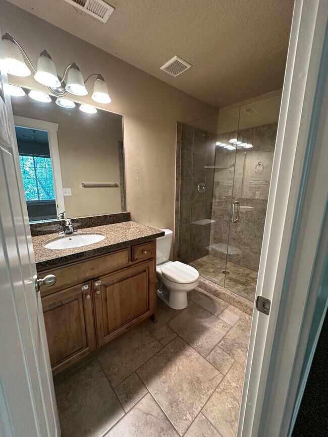Building Photo - Dog friendly 3 Bedroom 2.5 Bath town home in Provo.