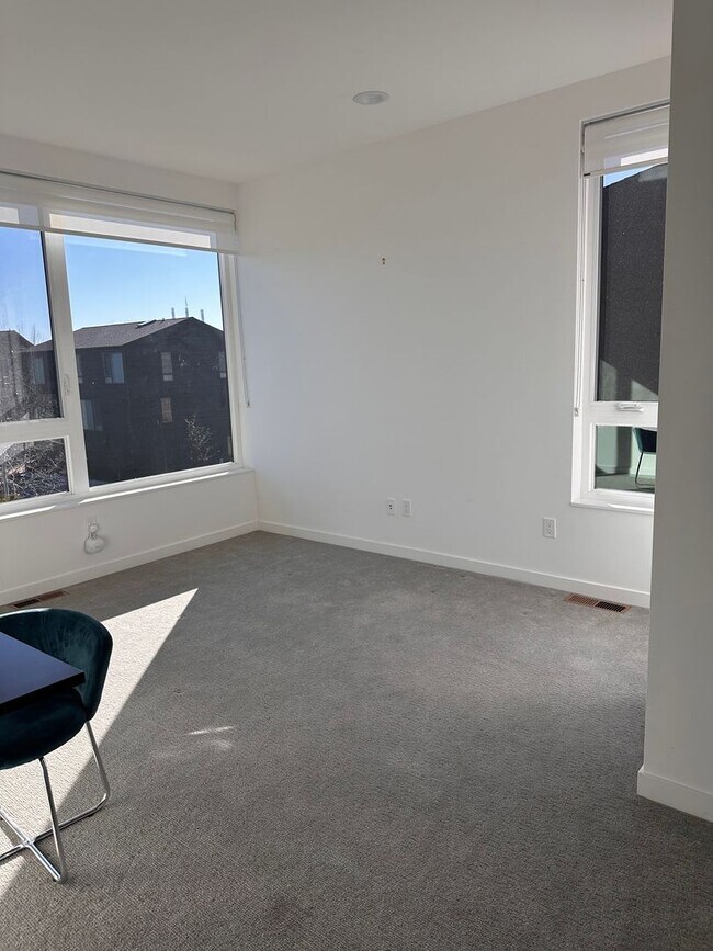 Building Photo - 3 Bedroom 3.5 Bath River Views - Walk to Old Mill