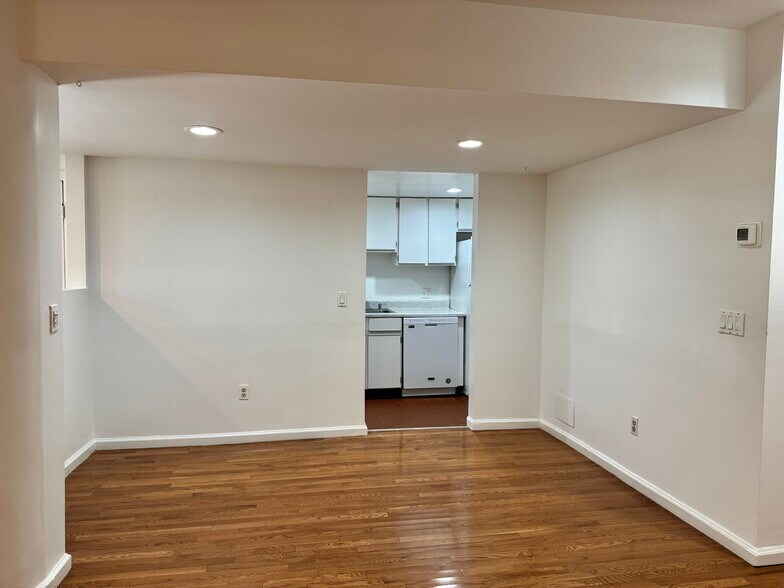 Building Photo - 390 Riverway