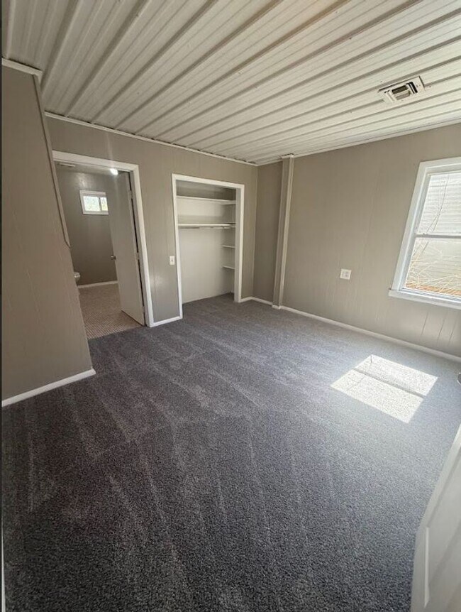 Building Photo - Charming 4 Bedroom House!