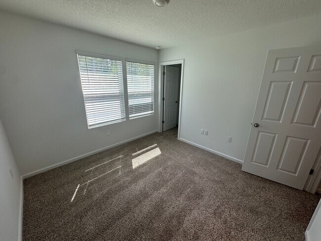 Building Photo - 2/2.5 New Townhome Available