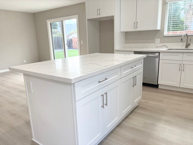 Building Photo - 3571 Lake Crest Dr